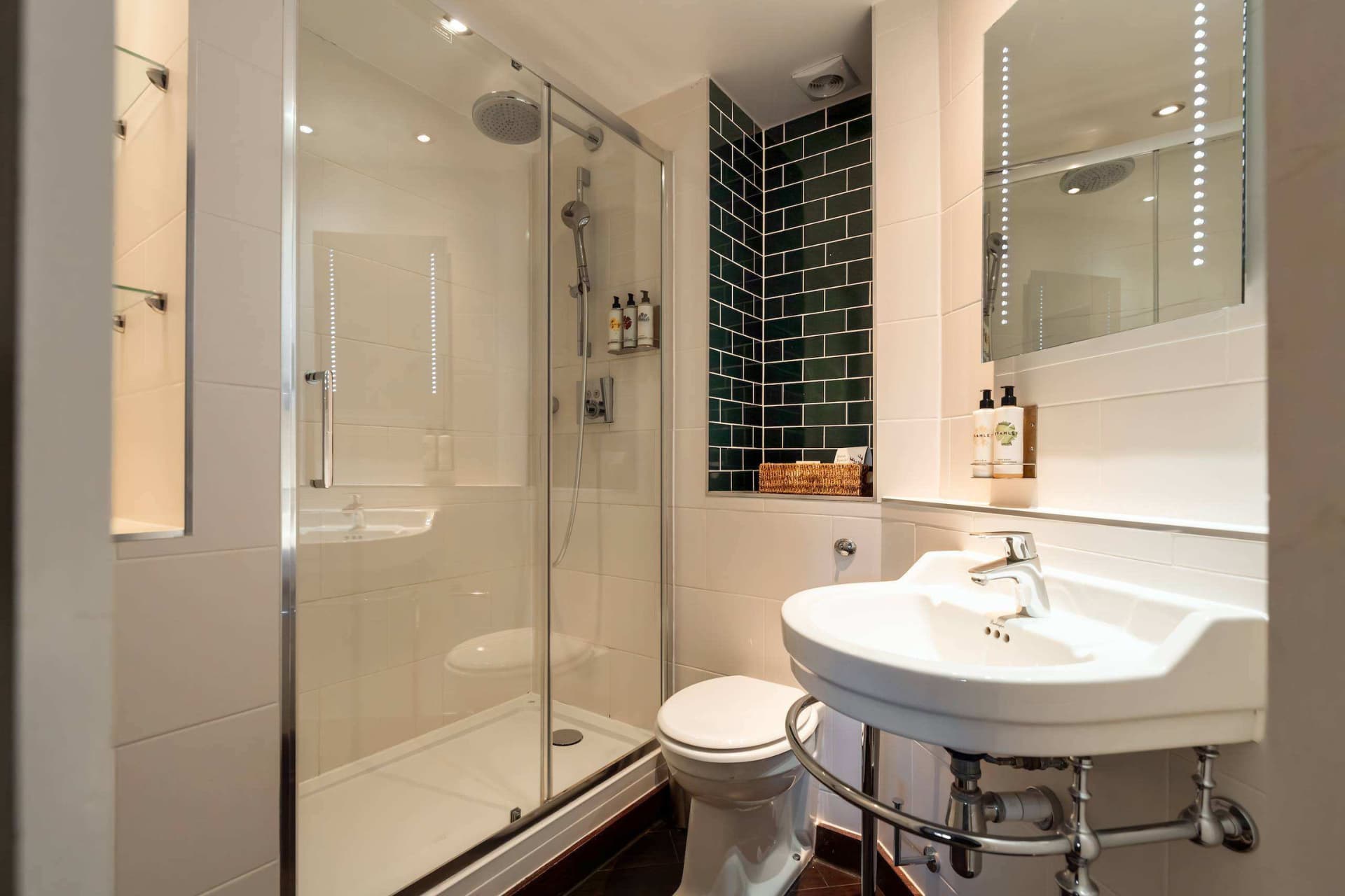 Hotel en-suite bathroom with shower